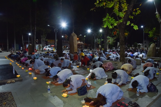 Prostrating the names Bodhisattva Avalokitesvara on occasion of mid-autumn Festival