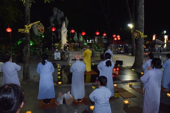 Prostrating the names Bodhisattva Avalokitesvara on occasion of mid-autumn Festival