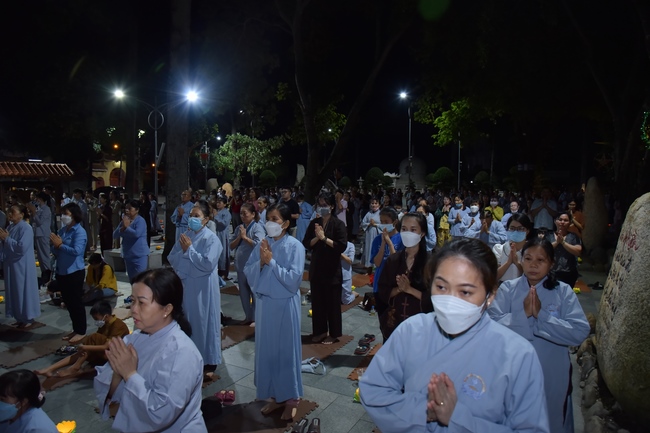 Prostrating the names Bodhisattva Avalokitesvara on occasion of mid-autumn Festival