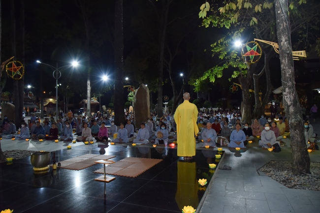 Prostrating the names Bodhisattva Avalokitesvara on occasion of mid-autumn Festival