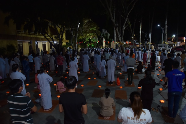 Prostrating the names Bodhisattva Avalokitesvara on occasion of mid-autumn Festival