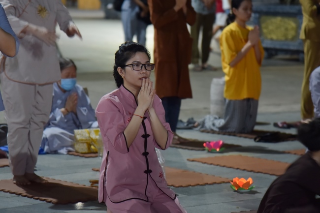 Prostrating the names Bodhisattva Avalokitesvara on occasion of mid-autumn Festival