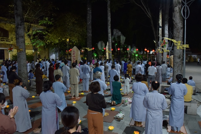 Prostrating the names Bodhisattva Avalokitesvara on occasion of mid-autumn Festival