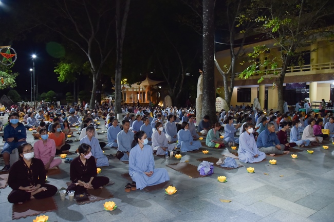 Prostrating the names Bodhisattva Avalokitesvara on occasion of mid-autumn Festival