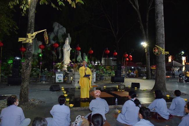 Prostrating the names Bodhisattva Avalokitesvara on occasion of mid-autumn Festival