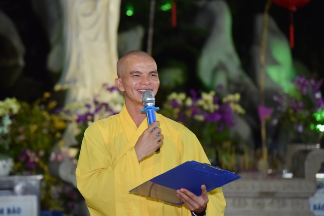 Prostrating the names Bodhisattva Avalokitesvara on occasion of mid-autumn Festival