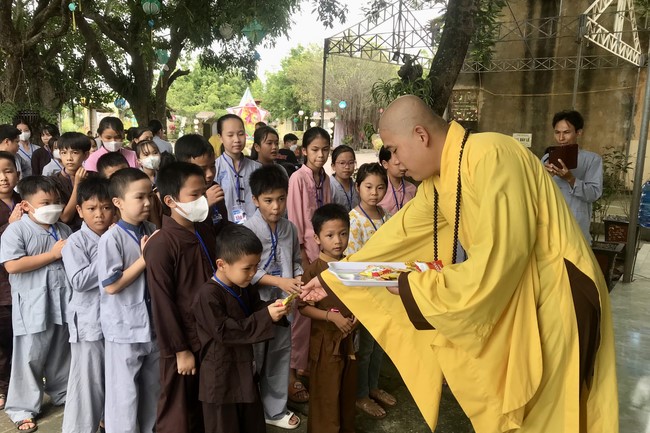 The 10th Lotus seeds Sowing Retreat at Dong Cao Pagoda