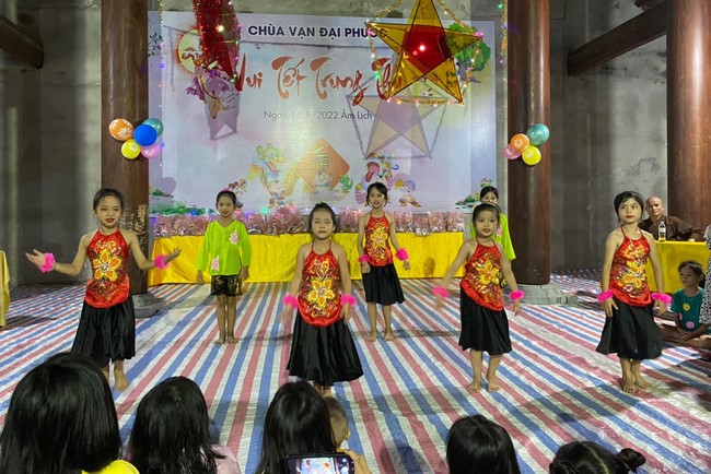Enjoy the Full Moon Festival at Van Dai Phuoc Pagoda, Ha Tinh