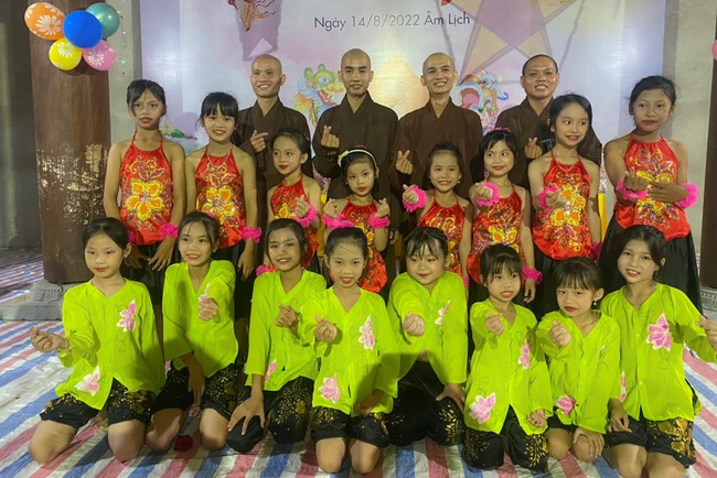 Enjoy the Full Moon Festival at Van Dai Phuoc Pagoda, Ha Tinh