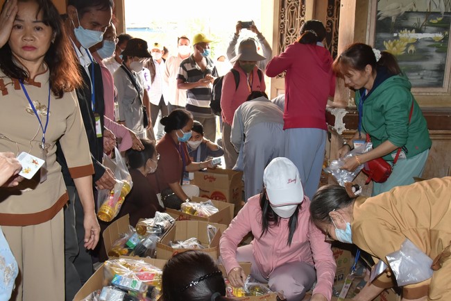 Tặng quà Tết cho hội người mù, các gia đình khó khăn, và phóng sanh tại các tỉnh Miền Tây