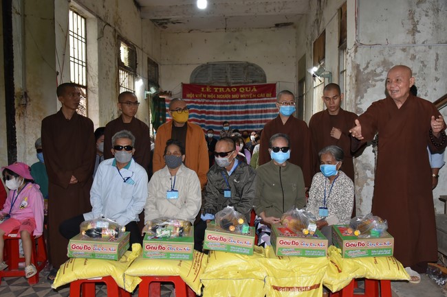 Tặng quà Tết cho hội người mù, các gia đình khó khăn, và phóng sanh tại các tỉnh Miền Tây