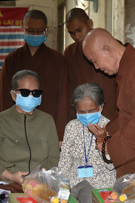 Tặng quà Tết cho hội người mù, các gia đình khó khăn, và phóng sanh tại các tỉnh Miền Tây