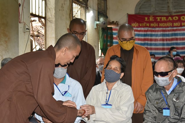 Tặng quà Tết cho hội người mù, các gia đình khó khăn, và phóng sanh tại các tỉnh Miền Tây