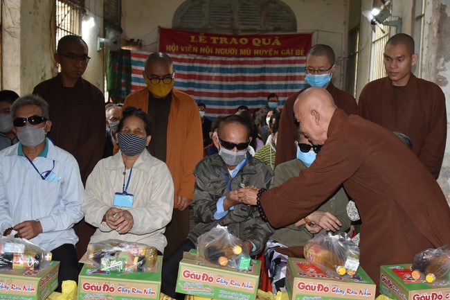 Tặng quà Tết cho hội người mù, các gia đình khó khăn, và phóng sanh tại các tỉnh Miền Tây