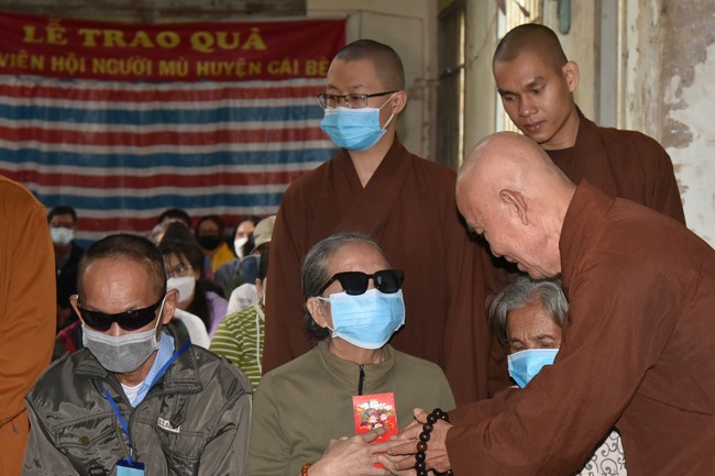 Tặng quà Tết cho hội người mù, các gia đình khó khăn, và phóng sanh tại các tỉnh Miền Tây