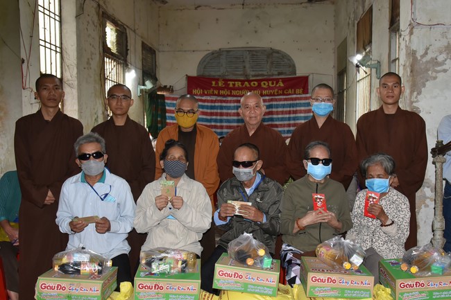 Tặng quà Tết cho hội người mù, các gia đình khó khăn, và phóng sanh tại các tỉnh Miền Tây