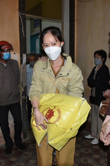 Tặng quà Tết cho hội người mù, các gia đình khó khăn, và phóng sanh tại các tỉnh Miền Tây