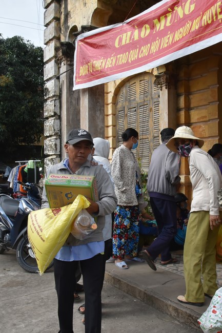 Tặng quà Tết cho hội người mù, các gia đình khó khăn, và phóng sanh tại các tỉnh Miền Tây