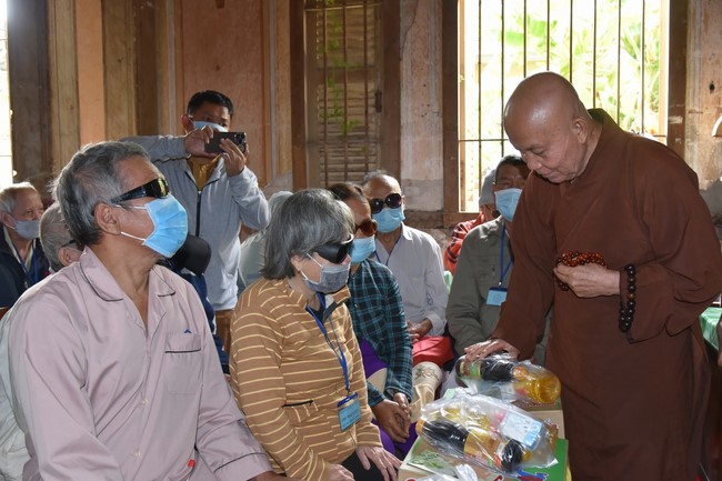 Tặng quà Tết cho hội người mù, các gia đình khó khăn, và phóng sanh tại các tỉnh Miền Tây