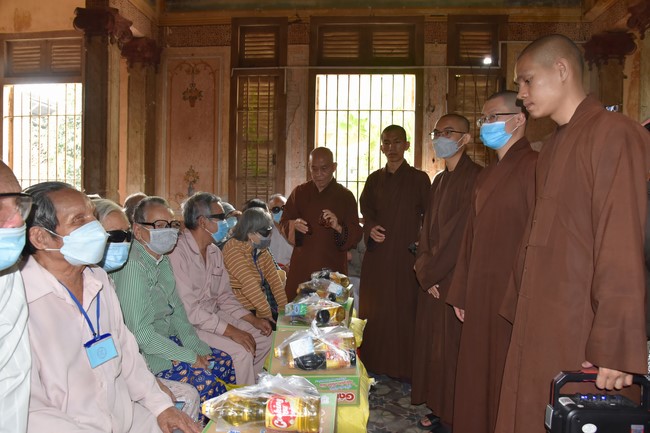 Tặng quà Tết cho hội người mù, các gia đình khó khăn, và phóng sanh tại các tỉnh Miền Tây