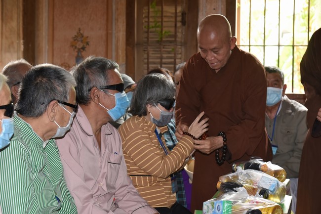 Tặng quà Tết cho hội người mù, các gia đình khó khăn, và phóng sanh tại các tỉnh Miền Tây