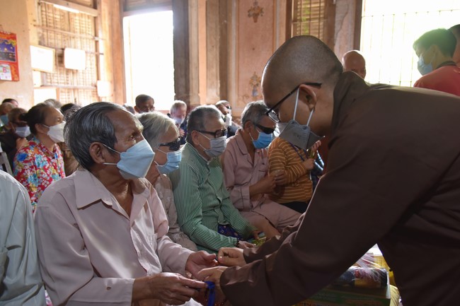 Tặng quà Tết cho hội người mù, các gia đình khó khăn, và phóng sanh tại các tỉnh Miền Tây