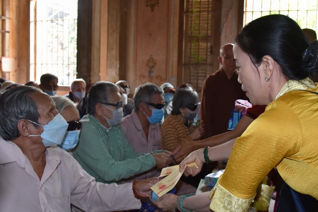 Tặng quà Tết cho hội người mù, các gia đình khó khăn, và phóng sanh tại các tỉnh Miền Tây