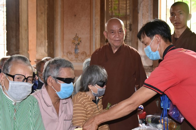 Tặng quà Tết cho hội người mù, các gia đình khó khăn, và phóng sanh tại các tỉnh Miền Tây