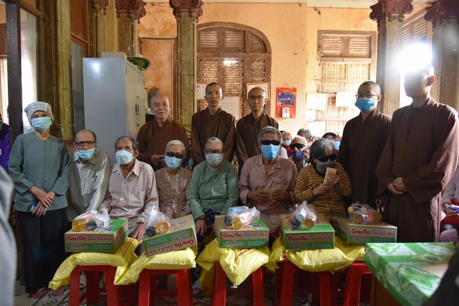 Tặng quà Tết cho hội người mù, các gia đình khó khăn, và phóng sanh tại các tỉnh Miền Tây