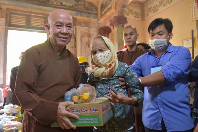 Tặng quà Tết cho hội người mù, các gia đình khó khăn, và phóng sanh tại các tỉnh Miền Tây