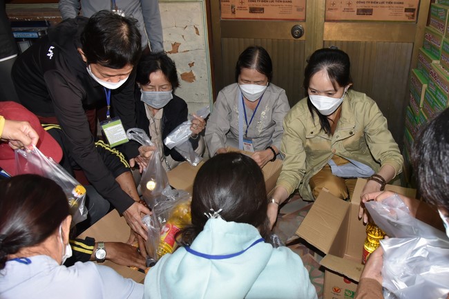 Tặng quà Tết cho hội người mù, các gia đình khó khăn, và phóng sanh tại các tỉnh Miền Tây