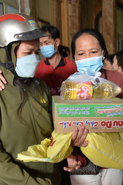 Tặng quà Tết cho hội người mù, các gia đình khó khăn, và phóng sanh tại các tỉnh Miền Tây