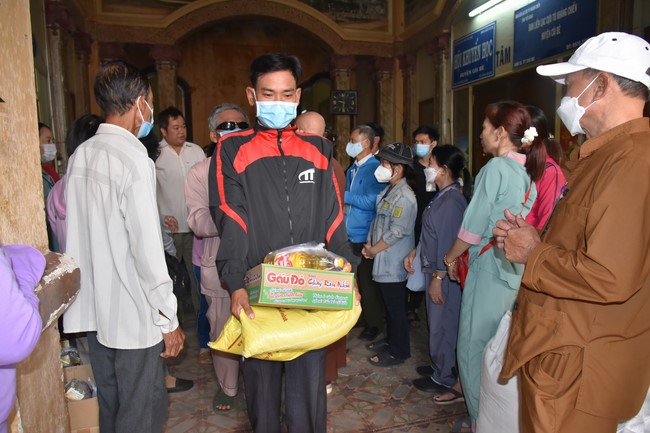 Tặng quà Tết cho hội người mù, các gia đình khó khăn, và phóng sanh tại các tỉnh Miền Tây