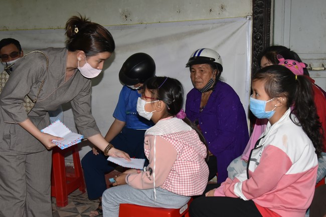 Tặng quà Tết cho hội người mù, các gia đình khó khăn, và phóng sanh tại các tỉnh Miền Tây