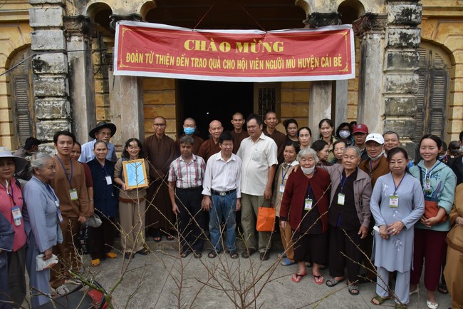 Tặng quà Tết cho hội người mù, các gia đình khó khăn, và phóng sanh tại các tỉnh Miền Tây