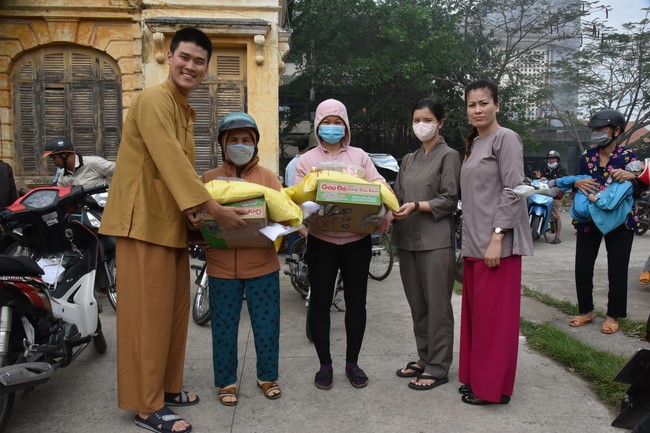 Tặng quà Tết cho hội người mù, các gia đình khó khăn, và phóng sanh tại các tỉnh Miền Tây