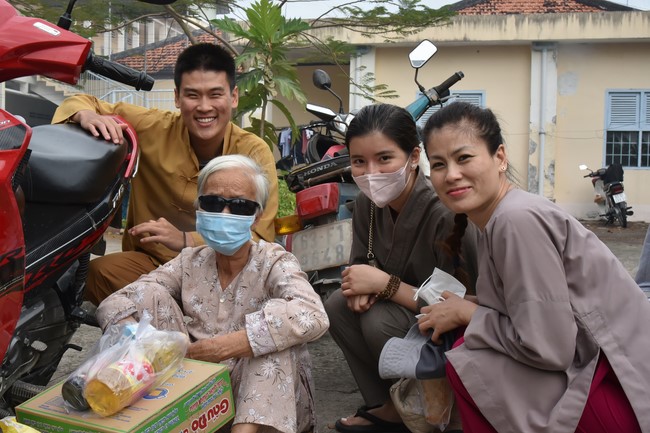 Tặng quà Tết cho hội người mù, các gia đình khó khăn, và phóng sanh tại các tỉnh Miền Tây