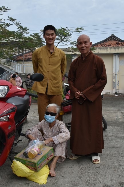 Tặng quà Tết cho hội người mù, các gia đình khó khăn, và phóng sanh tại các tỉnh Miền Tây