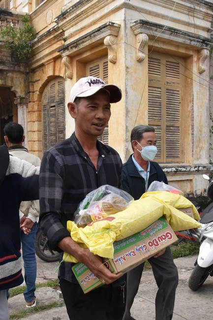 Tặng quà Tết cho hội người mù, các gia đình khó khăn, và phóng sanh tại các tỉnh Miền Tây