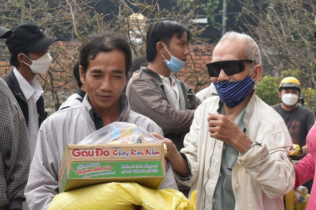 Tặng quà Tết cho hội người mù, các gia đình khó khăn, và phóng sanh tại các tỉnh Miền Tây