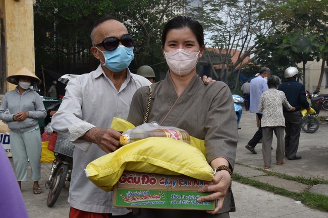 Tặng quà Tết cho hội người mù, các gia đình khó khăn, và phóng sanh tại các tỉnh Miền Tây