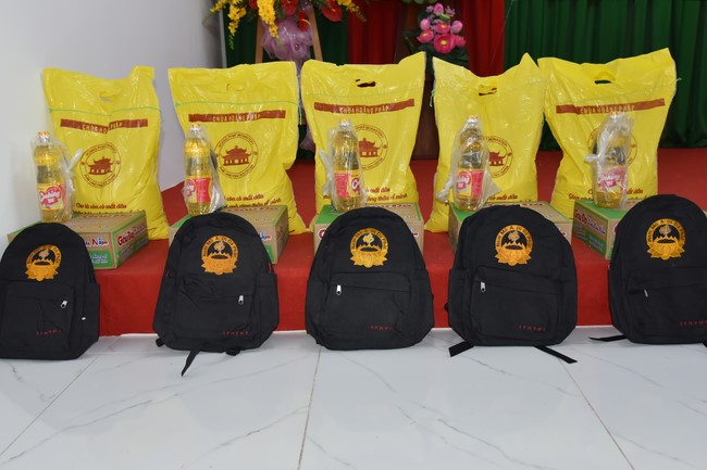 Tặng quà Tết cho hội người mù, các gia đình khó khăn, và phóng sanh tại các tỉnh Miền Tây