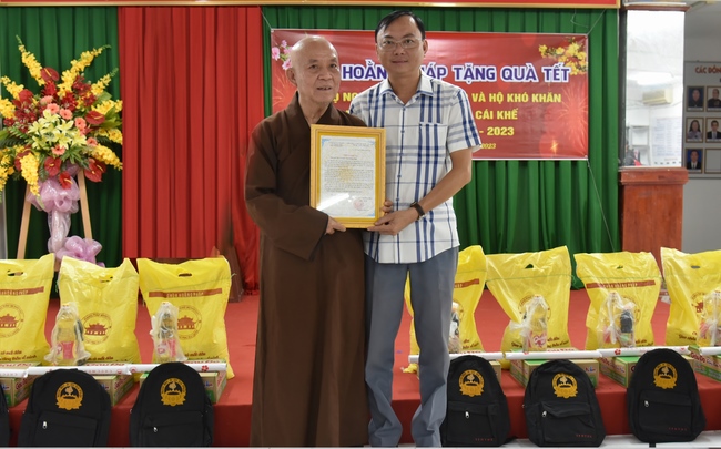 Tặng quà Tết cho hội người mù, các gia đình khó khăn, và phóng sanh tại các tỉnh Miền Tây