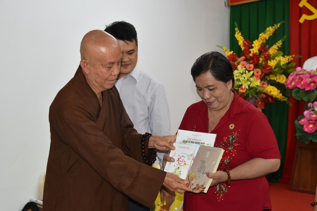 Tặng quà Tết cho hội người mù, các gia đình khó khăn, và phóng sanh tại các tỉnh Miền Tây