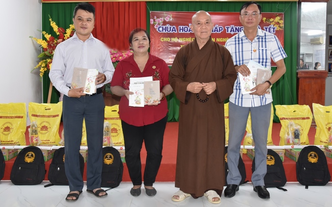 Tặng quà Tết cho hội người mù, các gia đình khó khăn, và phóng sanh tại các tỉnh Miền Tây