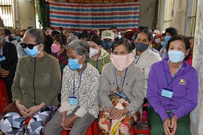 Tặng quà Tết cho hội người mù, các gia đình khó khăn, và phóng sanh tại các tỉnh Miền Tây