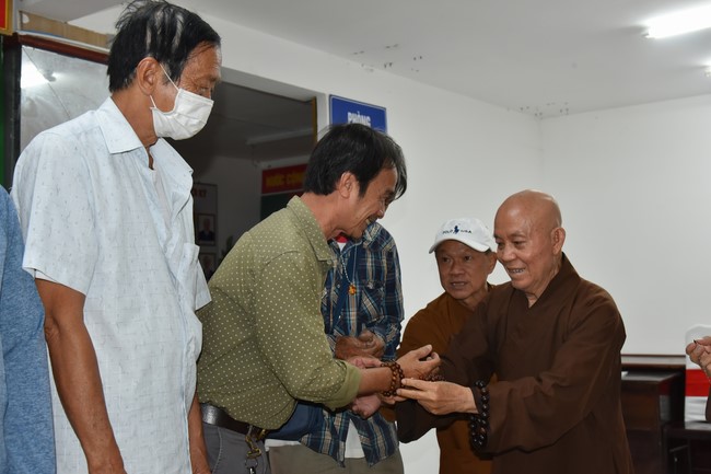 Tặng quà Tết cho hội người mù, các gia đình khó khăn, và phóng sanh tại các tỉnh Miền Tây