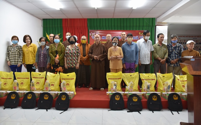 Tặng quà Tết cho hội người mù, các gia đình khó khăn, và phóng sanh tại các tỉnh Miền Tây