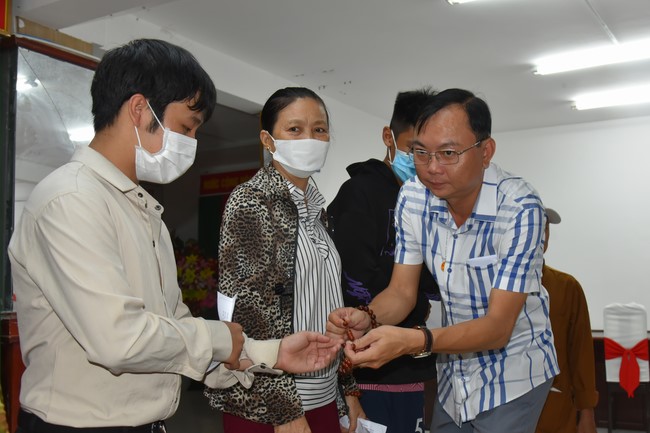 Tặng quà Tết cho hội người mù, các gia đình khó khăn, và phóng sanh tại các tỉnh Miền Tây