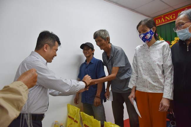 Tặng quà Tết cho hội người mù, các gia đình khó khăn, và phóng sanh tại các tỉnh Miền Tây